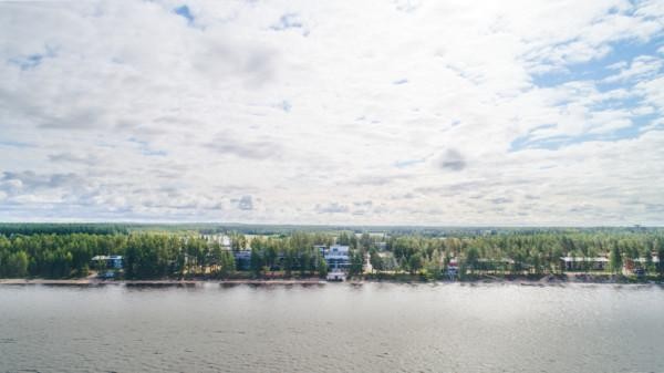 Urheiluopisto järveltä päin kuvattuna.