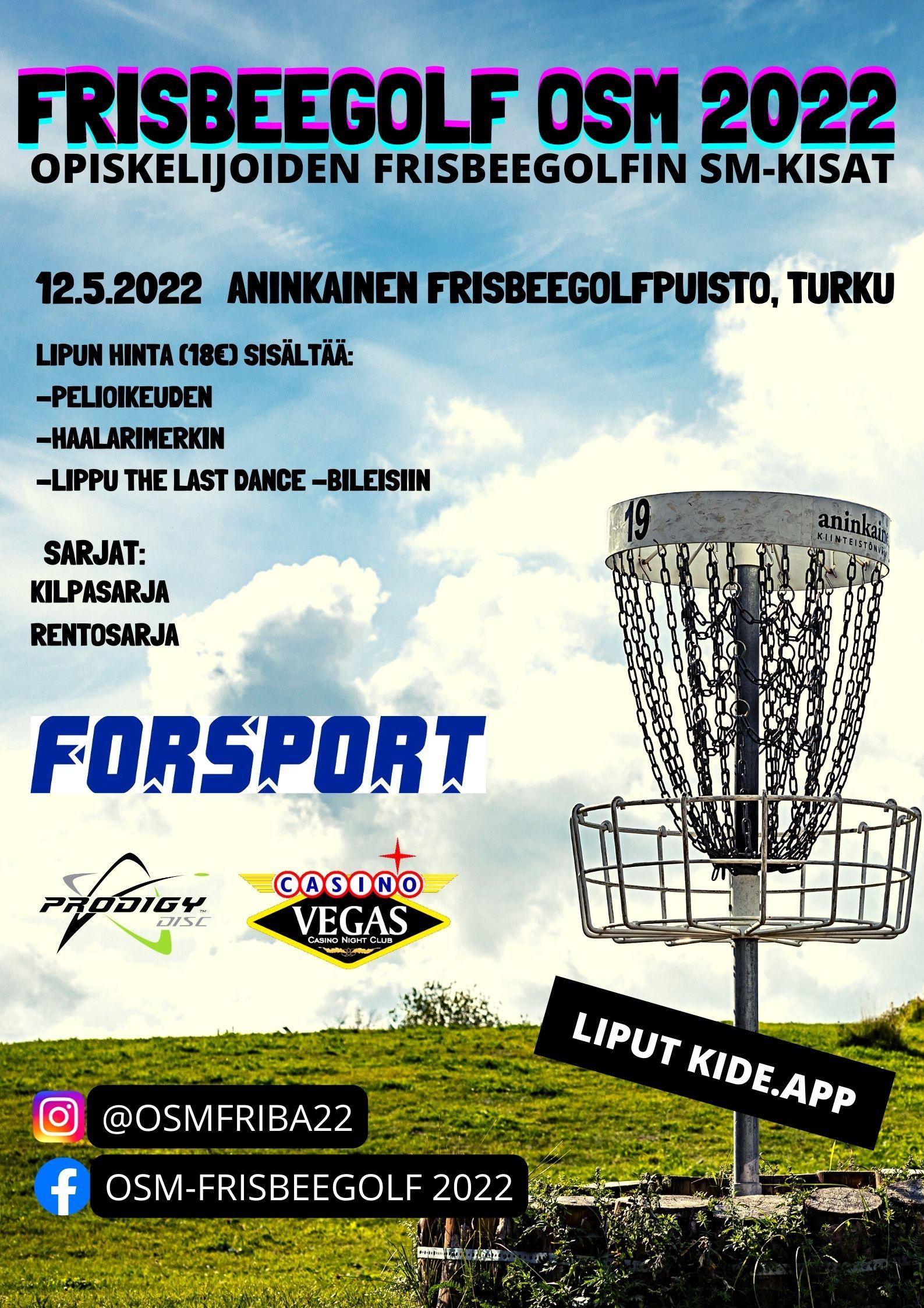 Frisbeegolf OSM 2022 -tapahtuman tiedot, oikealla frisbeegolfkori ja alla sponsoreiden logot ja some-osoitteet, taustalla kesäinen taivas.