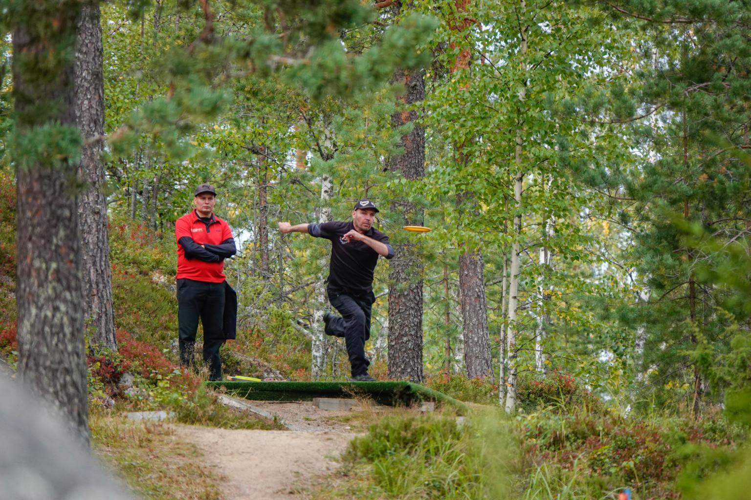 parifrisbeegolfin-suomen-mestarit-kruunattiin-saarij-rvell-suomen